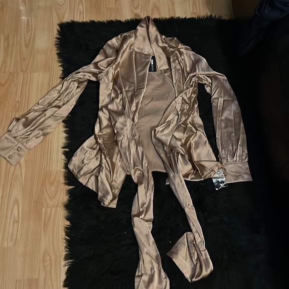 🥂🍾FASHION NOVA 2 PC SATIN CHAMPAGNE TIE IN FRONT SKIRT SET VERY SEXY - Picture 9 of 10